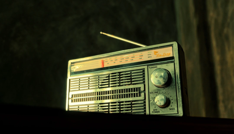 Transforme seu celular em uma rádio FM funcionando de verdade