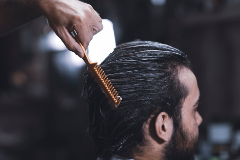 woman in white long sleeve shirt holding brown hair brush — Foto por mostafa meraji na Unsplash
