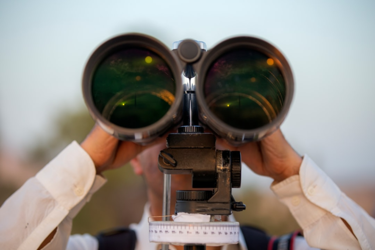 brown binoculars — Foto por mostafa meraji na Unsplash