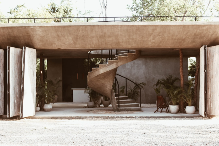 a wooden structure with a staircase — Foto por Nahima Aparicio na Unsplash