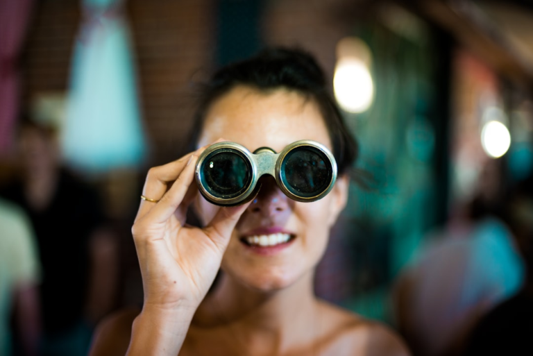 woman using gray binoculars — Foto por Chase Clark na Unsplash