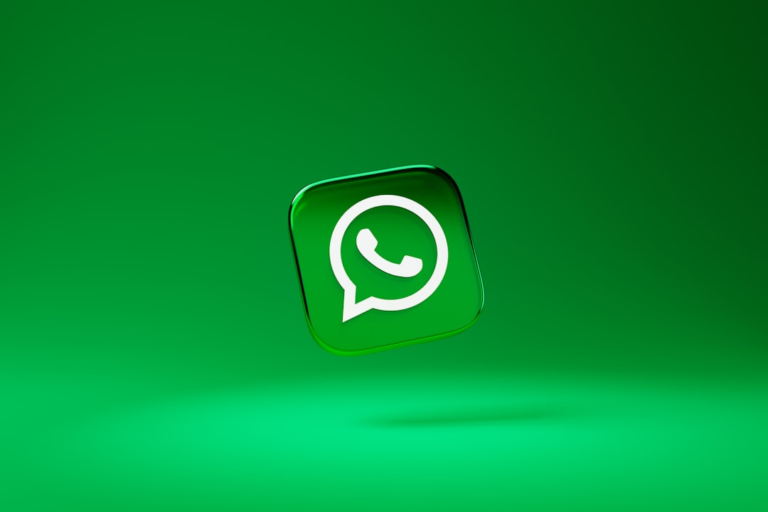 A glossy green square icon with a white telephone handset inside a speech bubble — Foto por Dima Solomin na Unsplash
