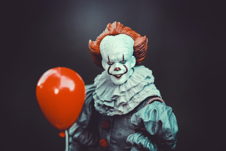 woman in blue and white dress holding red balloon — Foto por Nong na Unsplash