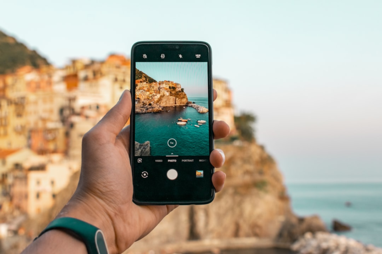 person holding a phone near cliff during daytime — Foto por Dominik Dancs na Unsplash