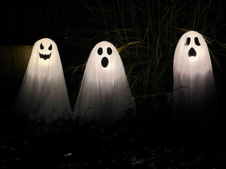 three ghost statues in the dark with their faces glowing — Foto por Jonny Gios na Unsplash