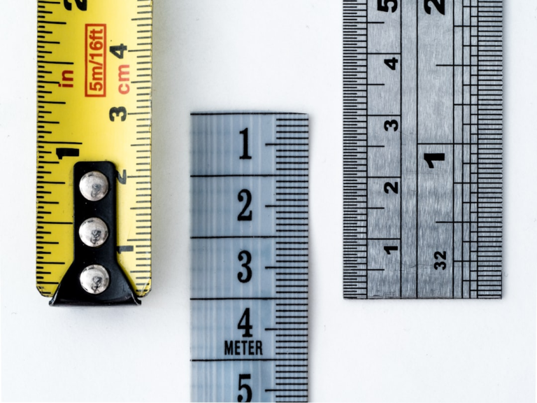 gray and yellow measures — Foto por William Warby na Unsplash