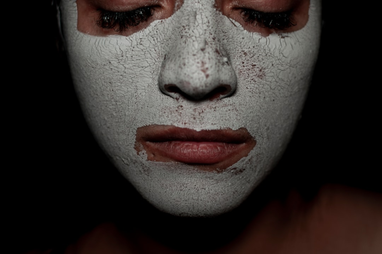 Person wearing a white face mask with closed eyes — Foto por Photostock Editor na Unsplash