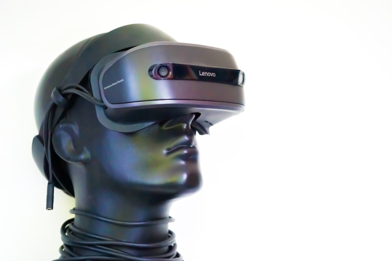 black and gray robot with goggles — Foto por Liam Charmer na Unsplash